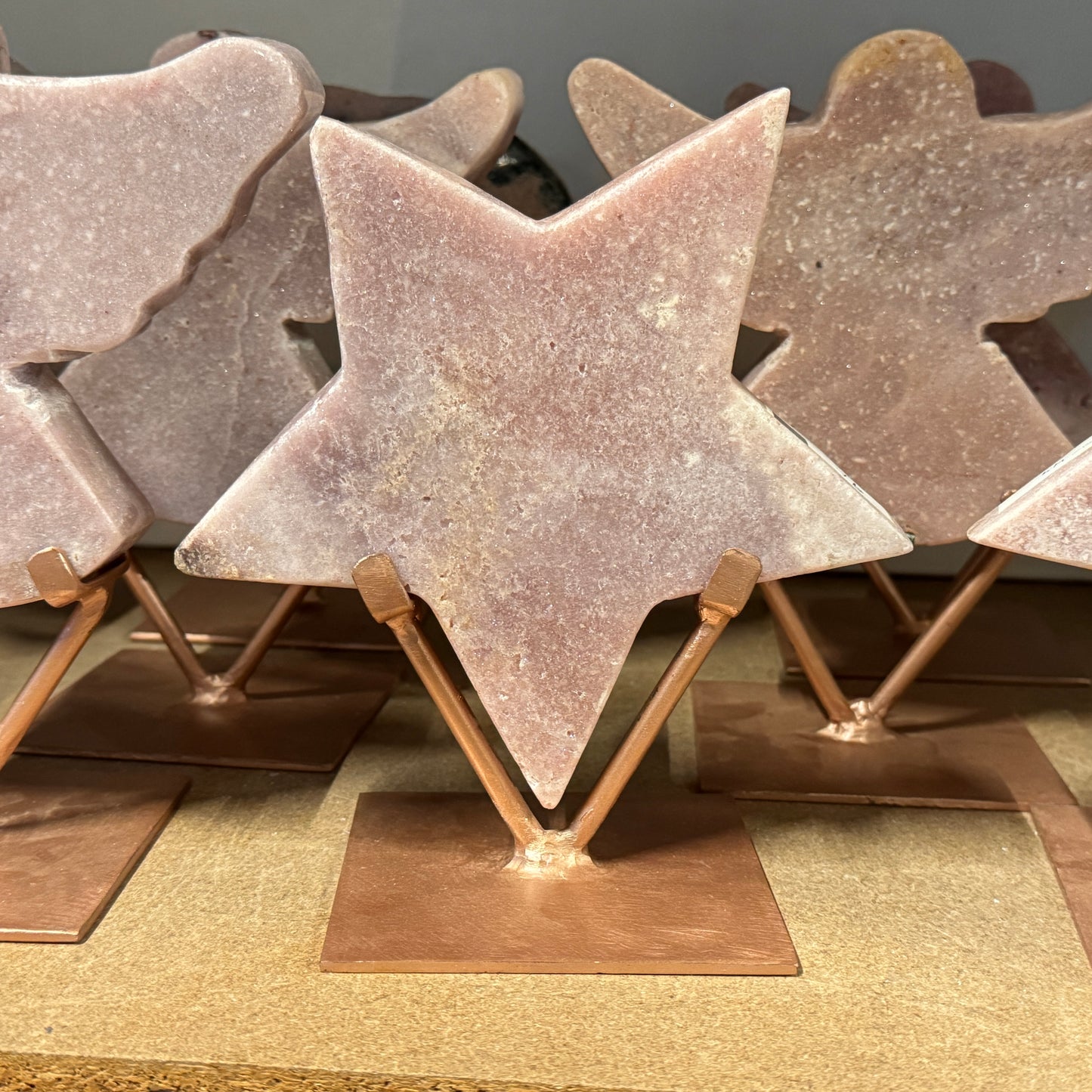 Roze amethist figuur op standaard