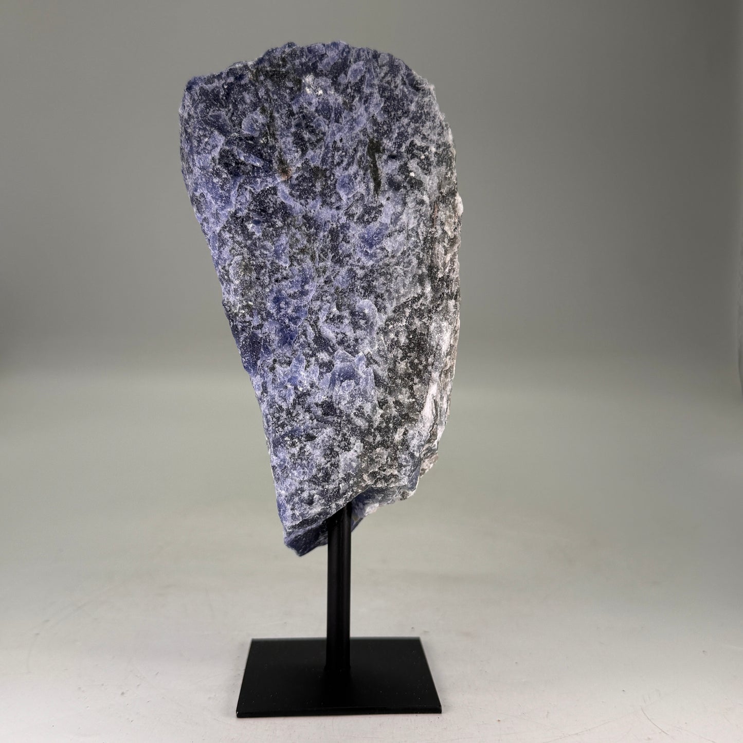 Ruwe Sodaliet op Zwarte Metalen Standaard – uit Brazilië