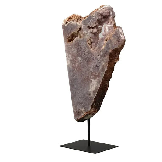 Roze ametist slab op metalen standaard