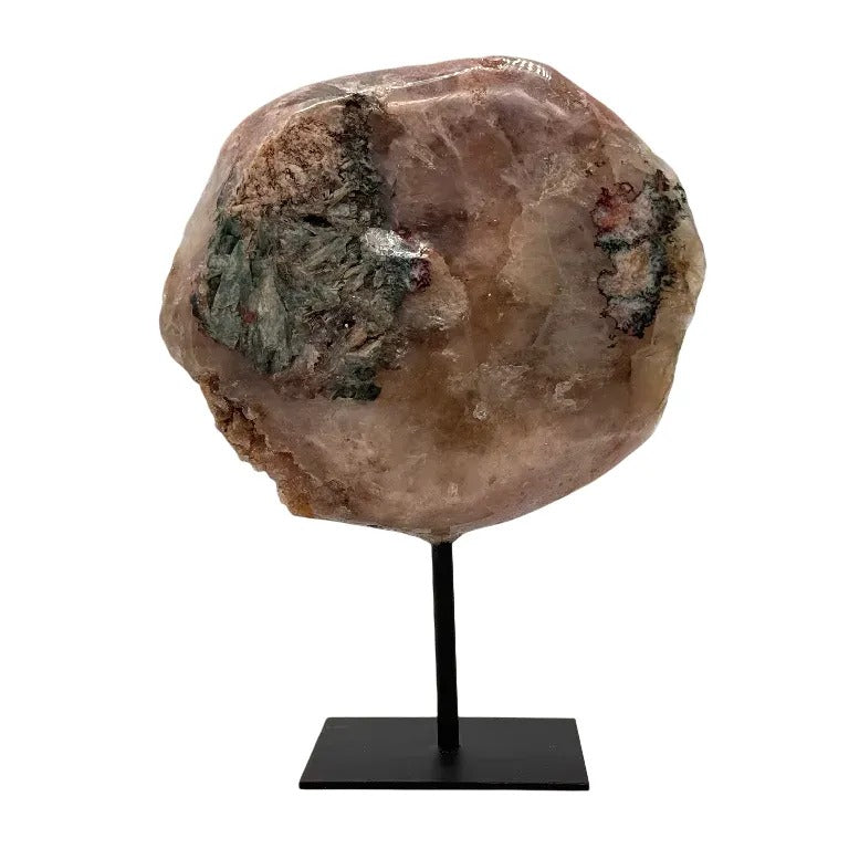 Roze ametist slab op metalen standaard