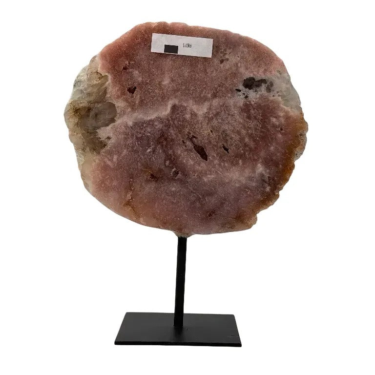 Roze ametist slab op metalen standaard