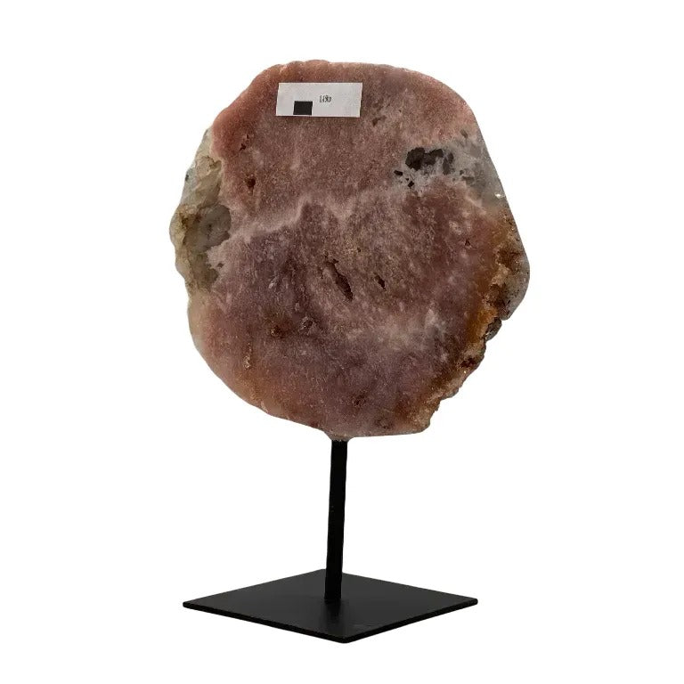 Roze ametist slab op metalen standaard