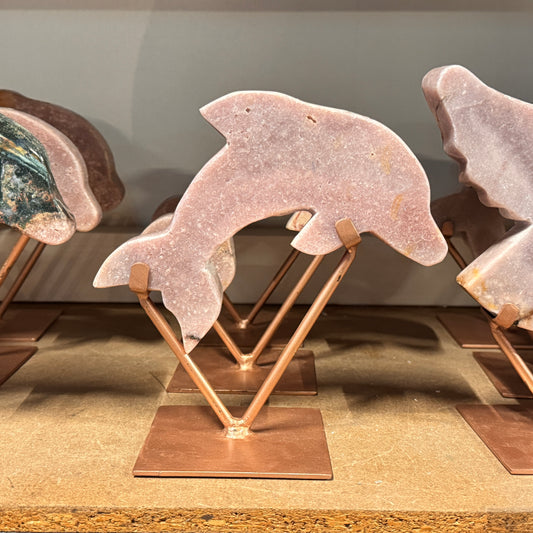 Roze amethist figuur op standaard