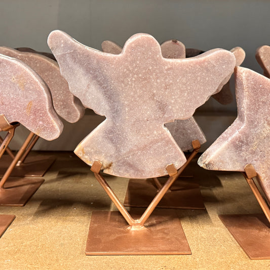 Roze amethist figuur op standaard