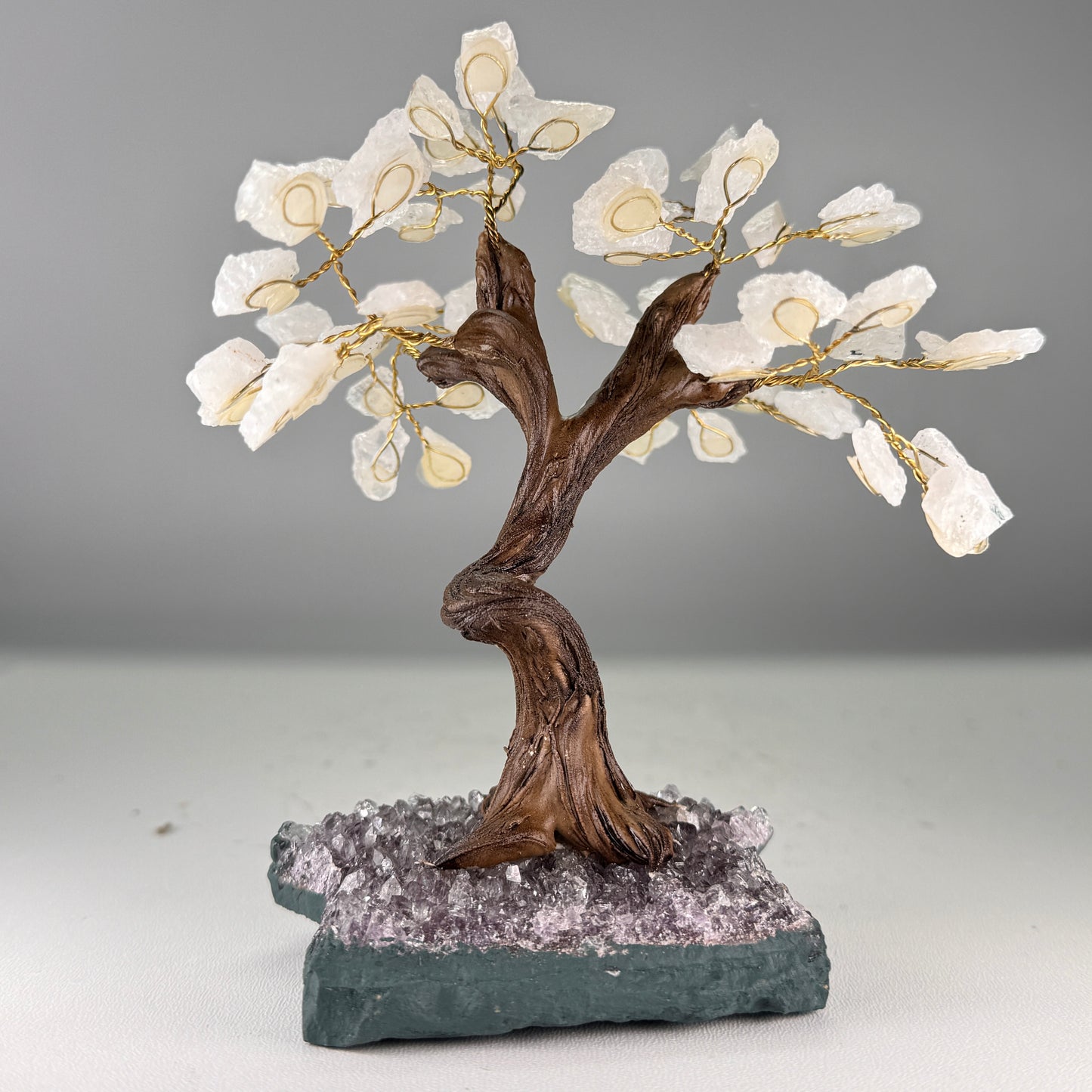 Klein Edelsteenboompje met Bergkristalbladeren op Amethist Cluster