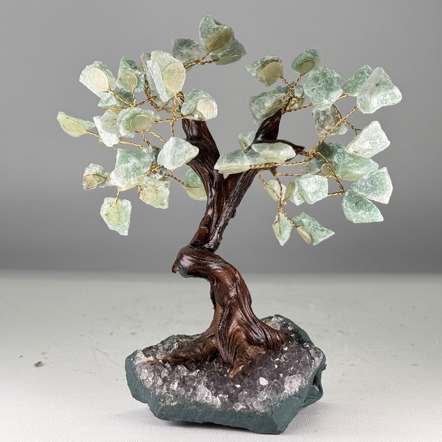 Klein Edelsteenboompje met Groene Kwartsbladeren op Amethist Cluster