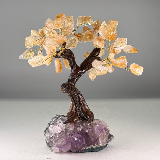 Klein Edelsteenboompje met Citrienbladeren op Amethist Cluster