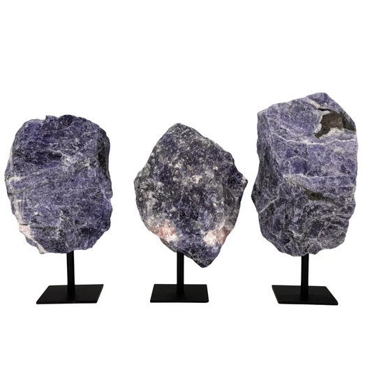 Ruwe Sodaliet op Zwarte Metalen Standaard – uit Brazilië