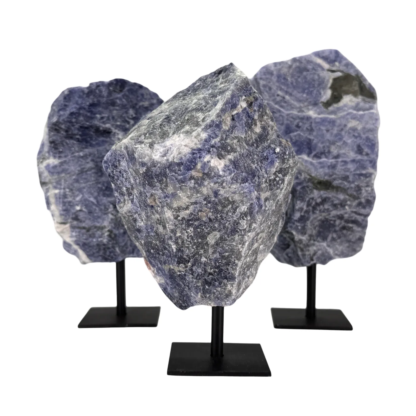 Ruwe Sodaliet op Zwarte Metalen Standaard – uit Brazilië
