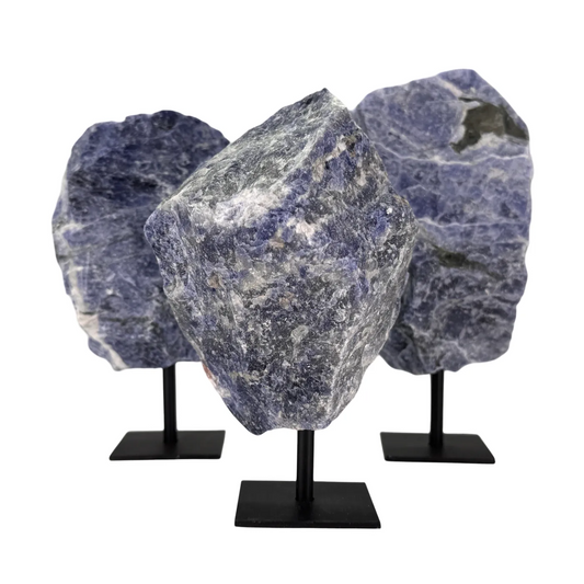 Ruwe Sodaliet op Zwarte Metalen Standaard – uit Brazilië