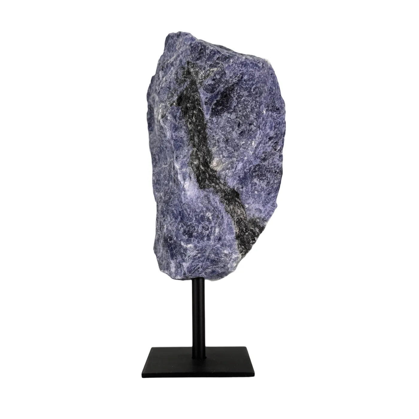 Ruwe Sodaliet op Zwarte Metalen Standaard – uit Brazilië