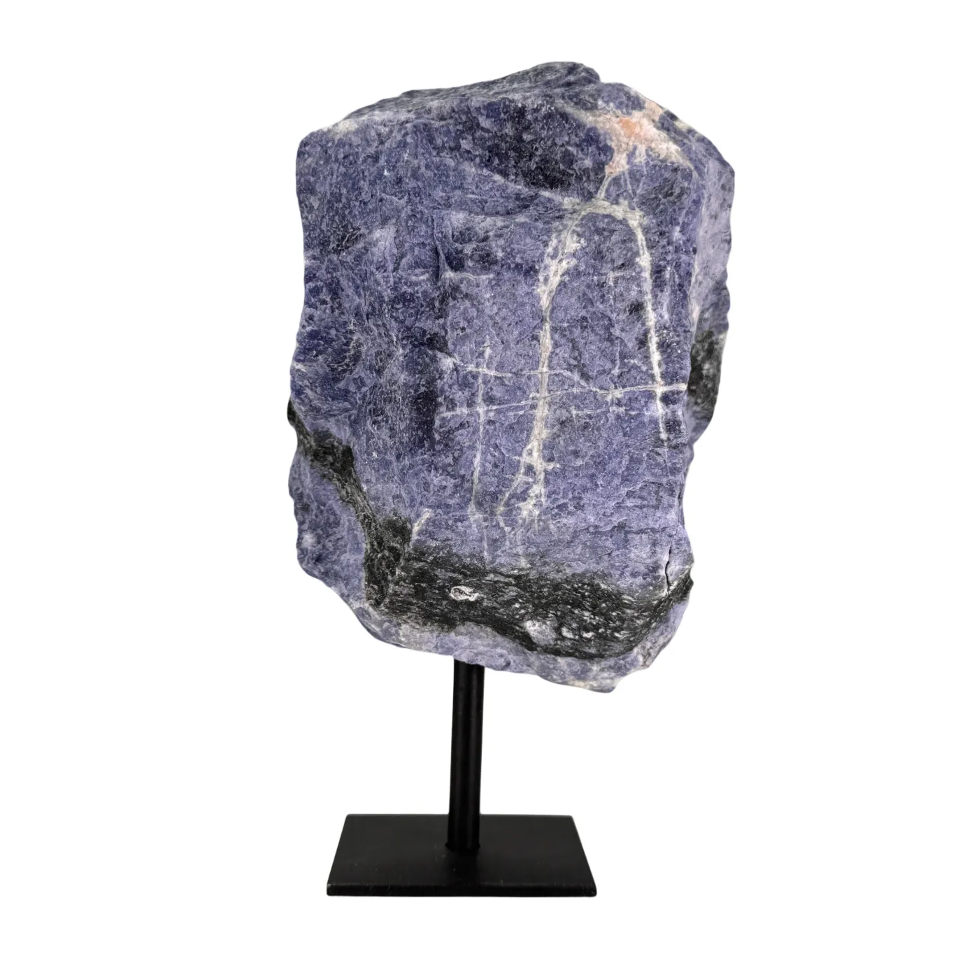 Ruwe Sodaliet op Zwarte Metalen Standaard – uit Brazilië