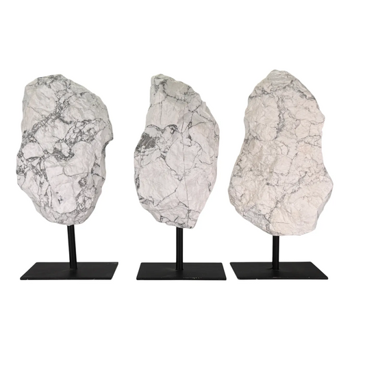 Ruwe Howliet op Zwarte Metalen Standaard – uit Brazilië