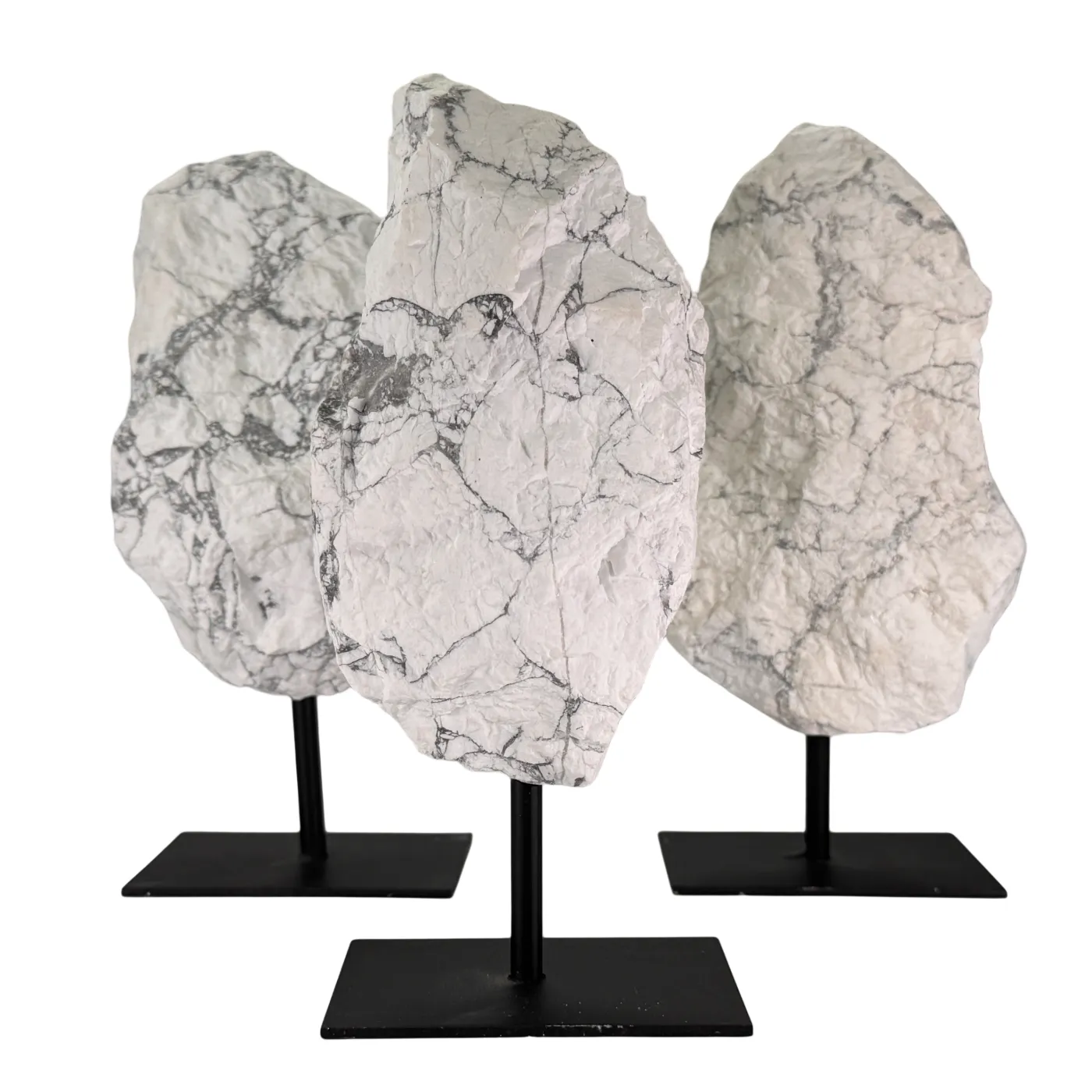 Ruwe Howliet op Zwarte Metalen Standaard – uit Brazilië