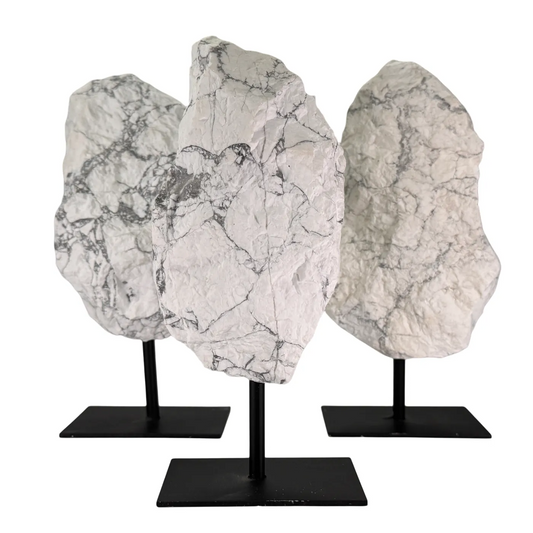 Ruwe Howliet op Zwarte Metalen Standaard – uit Brazilië