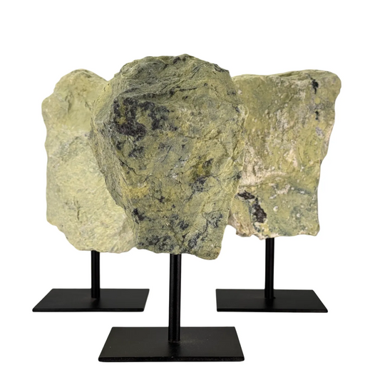 Ruwe Serpentijn op Zwarte Metalen Standaard – uit Brazilië