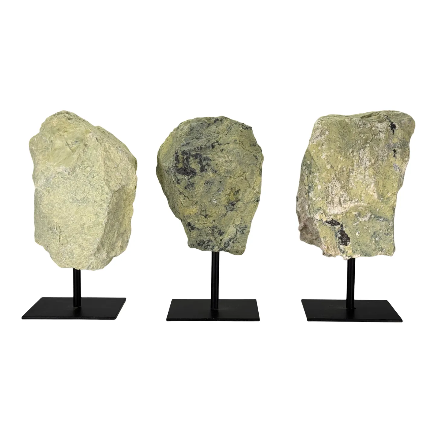 Ruwe Serpentijn op Zwarte Metalen Standaard – uit Brazilië