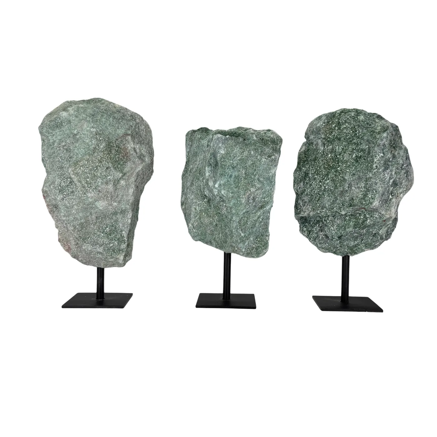 Ruwe Fuchsiet op Zwarte Metalen Standaard – uit Brazilië