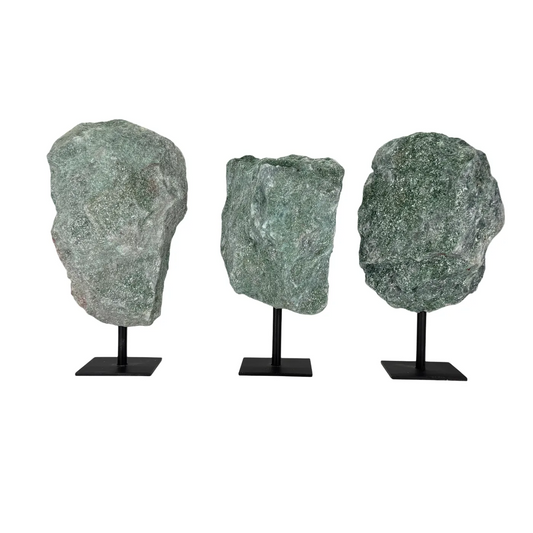 Ruwe Fuchsiet op Zwarte Metalen Standaard – uit Brazilië