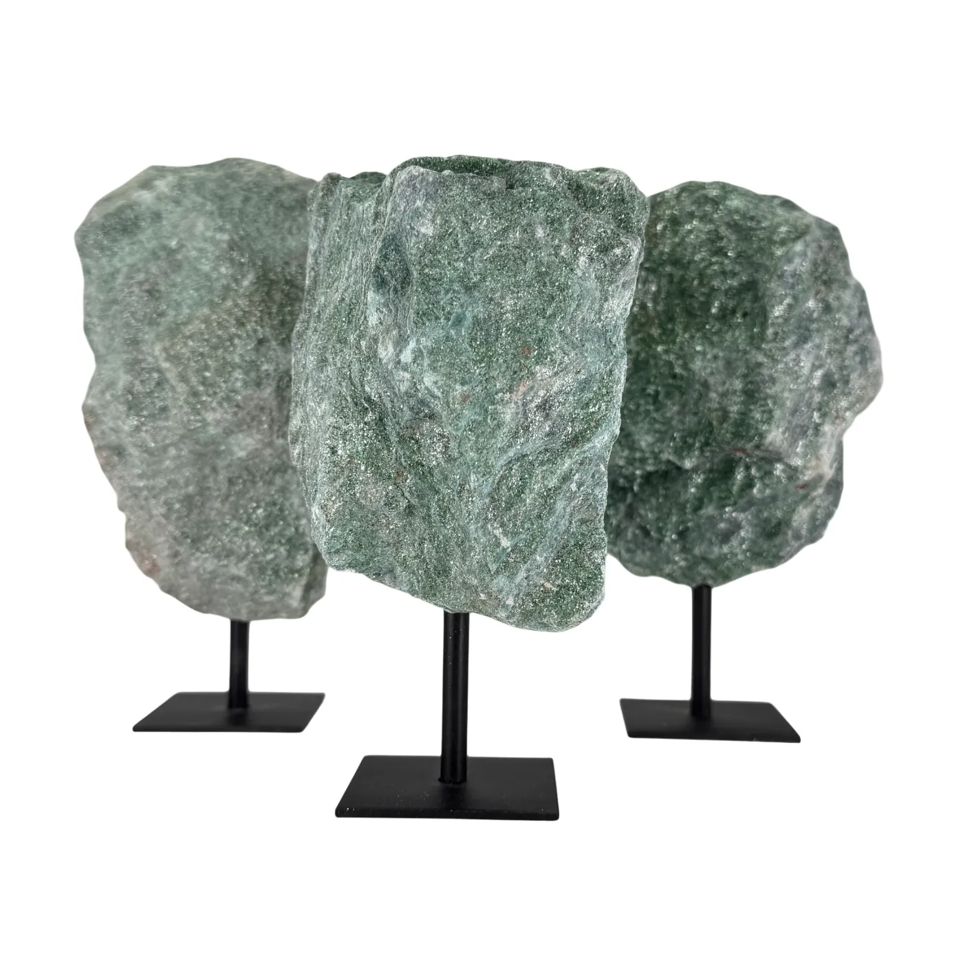 Ruwe Fuchsiet op Zwarte Metalen Standaard – uit Brazilië