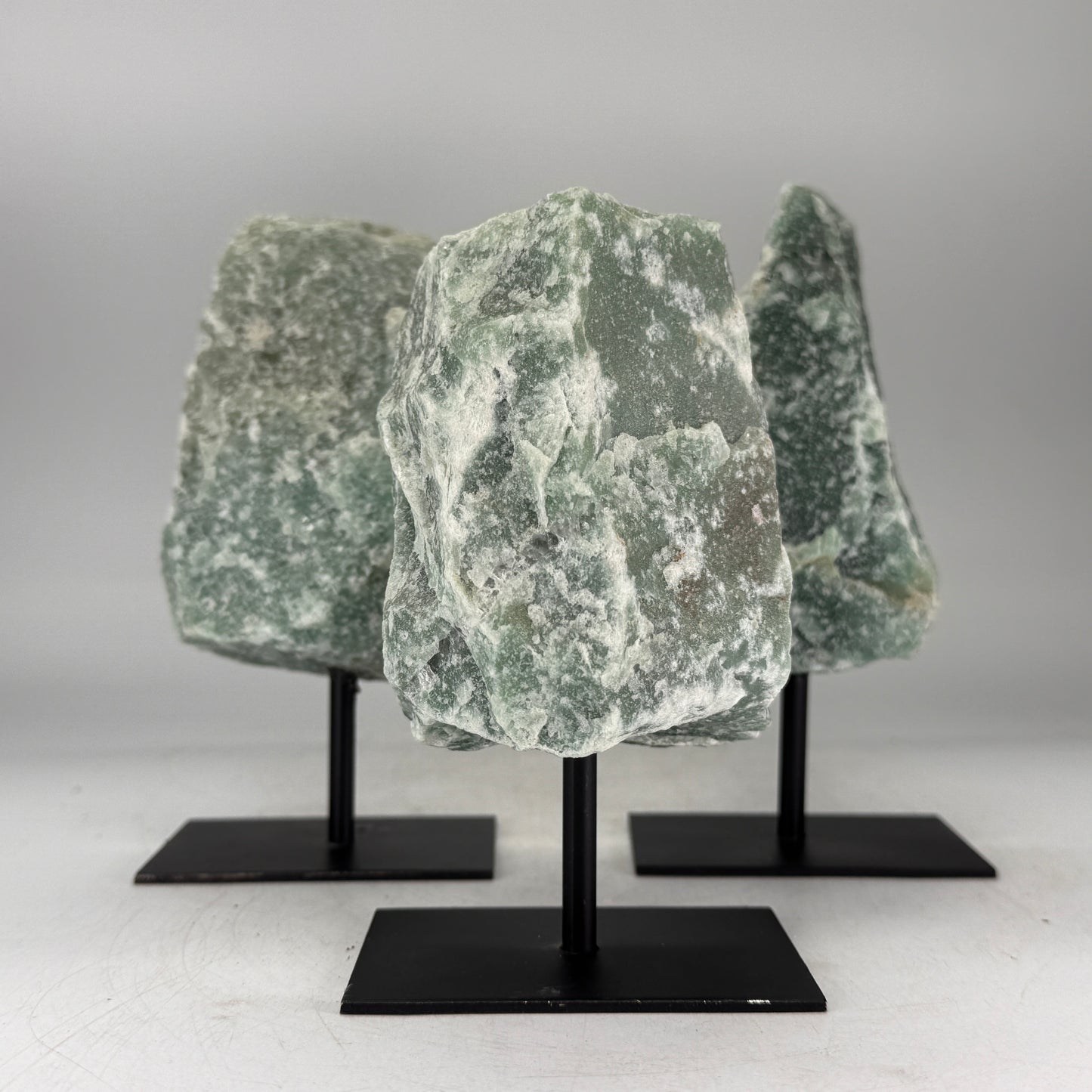 Ruwe Groene Kwarts op Zwarte Metalen Standaard – uit Brazilië