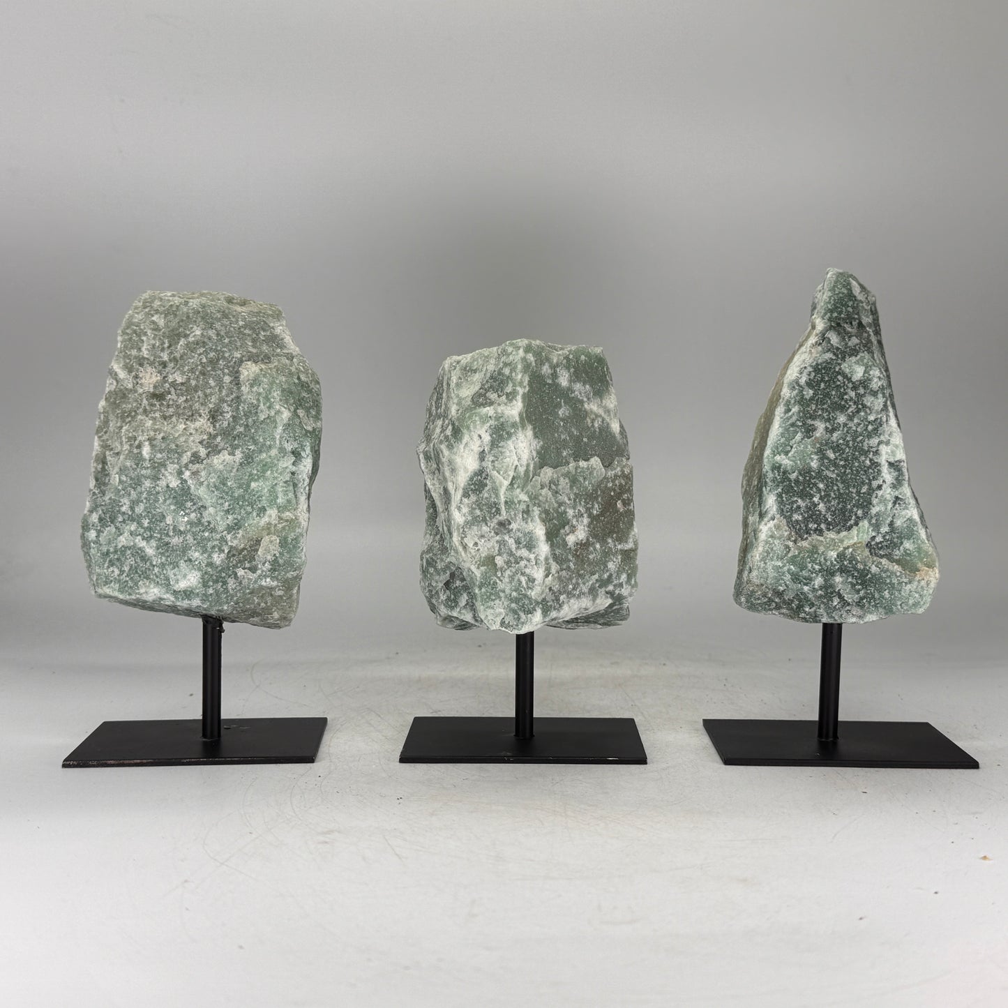 Ruwe Groene Kwarts op Zwarte Metalen Standaard – uit Brazilië