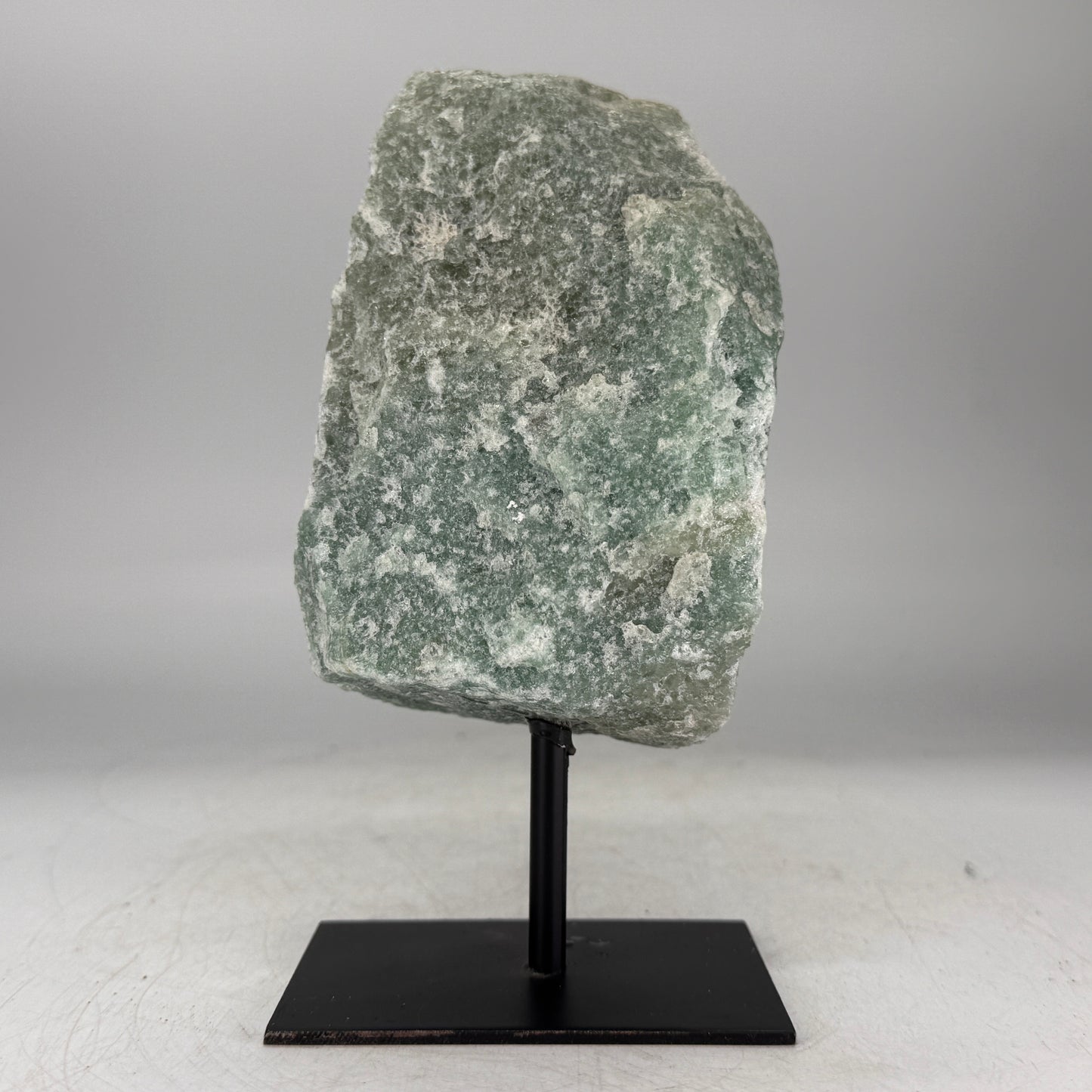 Ruwe Groene Kwarts op Zwarte Metalen Standaard – uit Brazilië