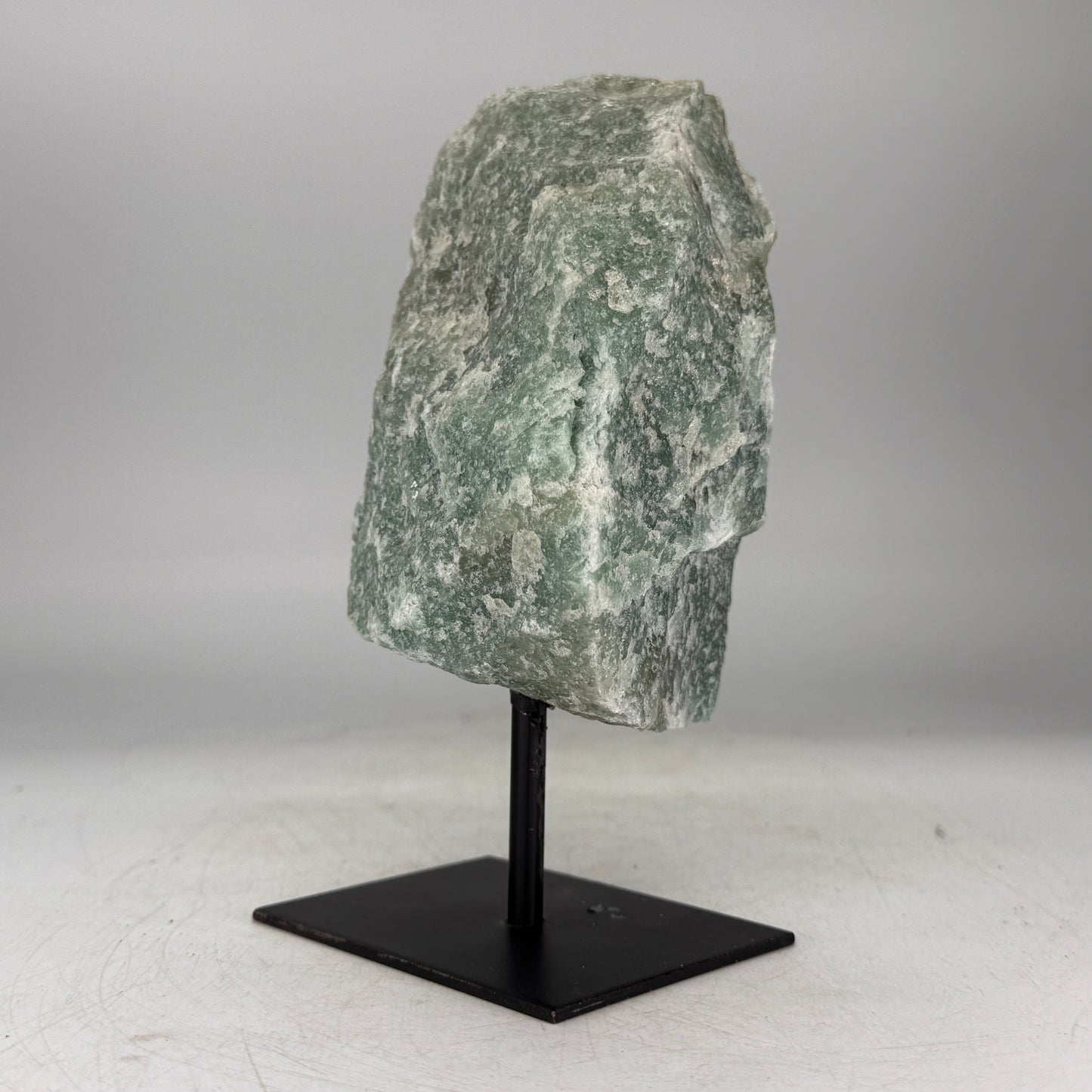 Ruwe Groene Kwarts op Zwarte Metalen Standaard – uit Brazilië