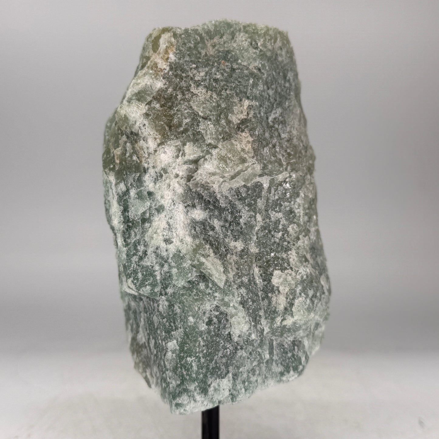 Ruwe Groene Kwarts op Zwarte Metalen Standaard – uit Brazilië