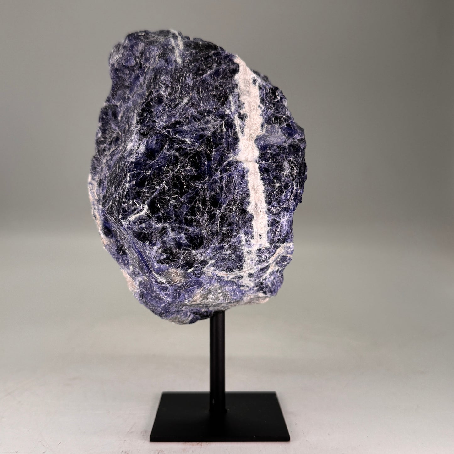 Ruwe Sodaliet op Zwarte Metalen Standaard – uit Brazilië