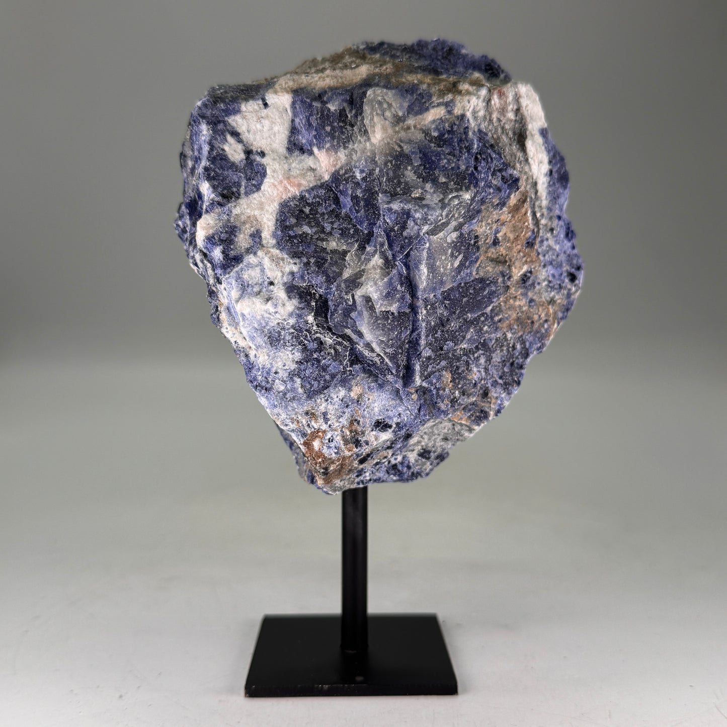 Ruwe Sodaliet op Zwarte Metalen Standaard – uit Brazilië