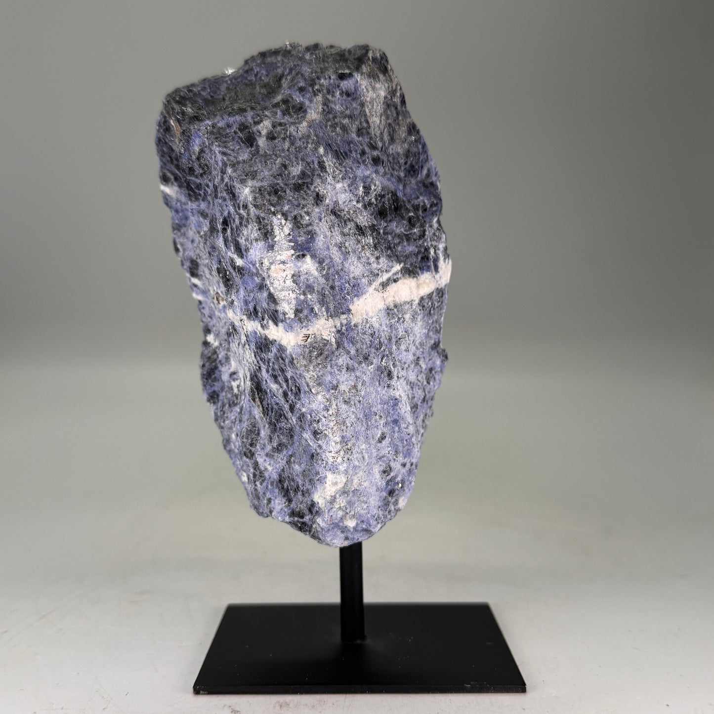 Ruwe Sodaliet op Zwarte Metalen Standaard – uit Brazilië