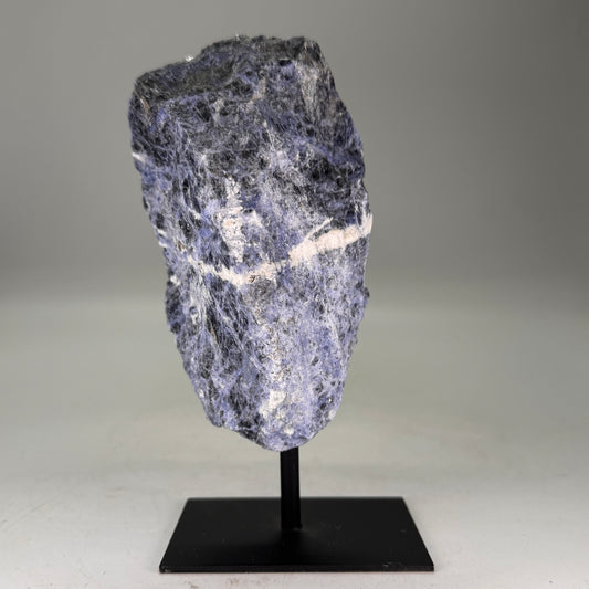 Ruwe Sodaliet op Zwarte Metalen Standaard – uit Brazilië