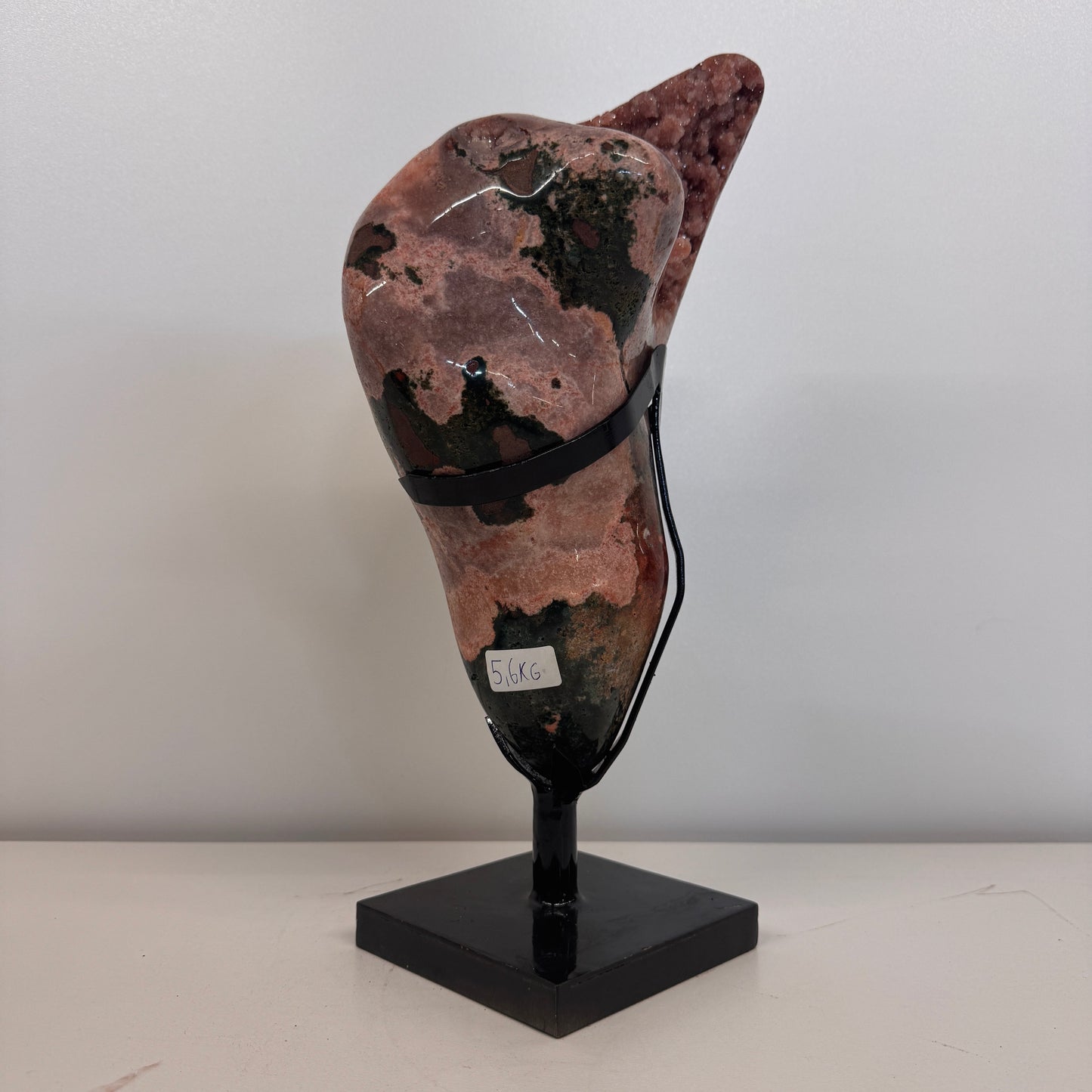 Roze amethist van hoge kwaliteit op standaard