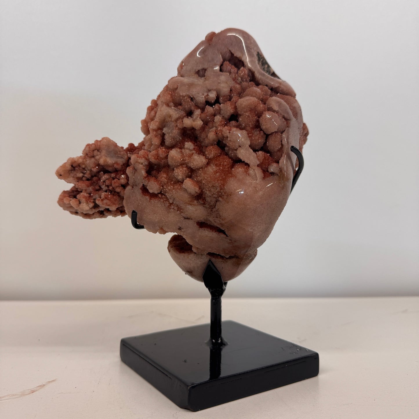 Roze amethist van hoge kwaliteit op standaard