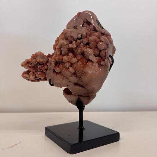 Roze amethist van hoge kwaliteit op standaard