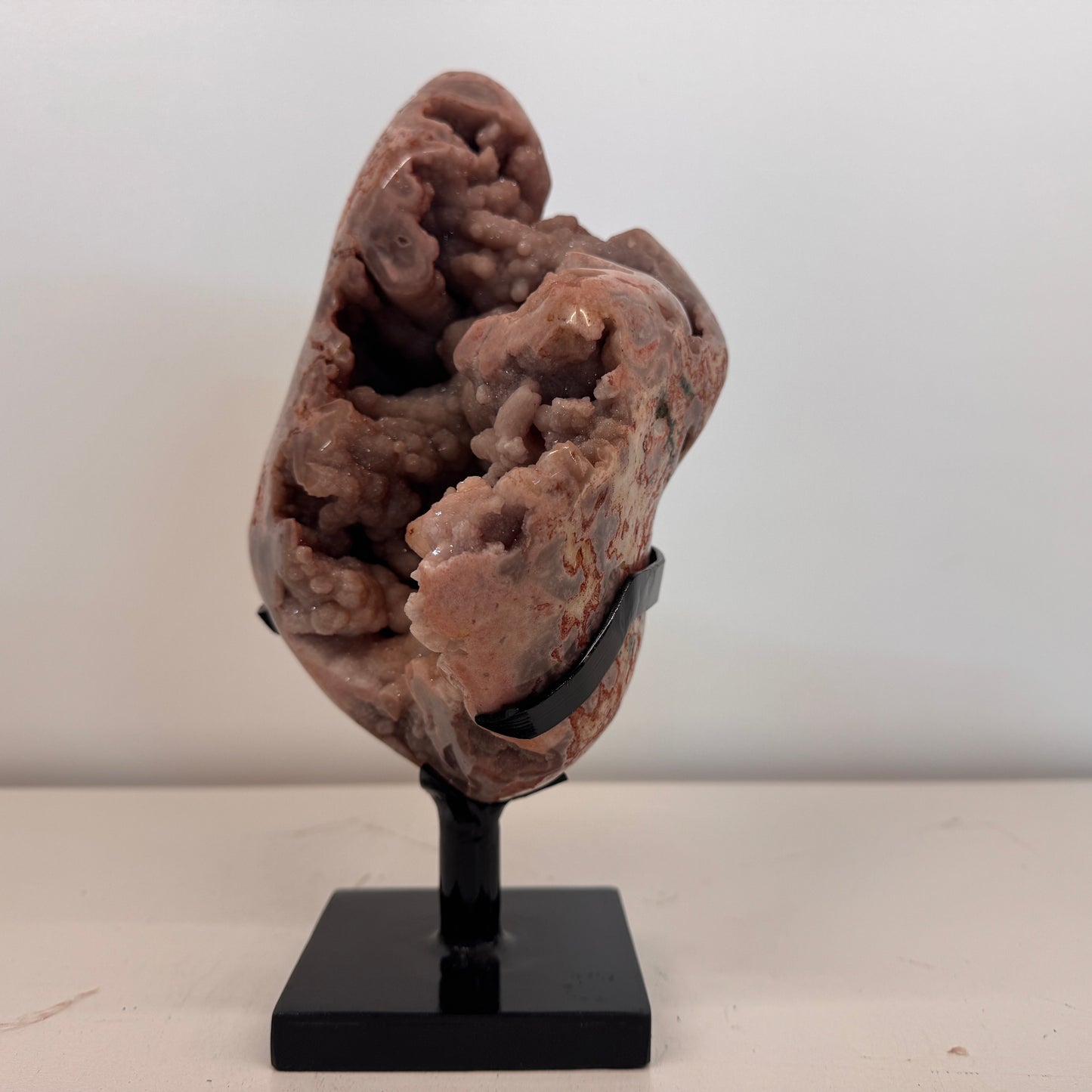 Roze amethist van hoge kwaliteit op standaard