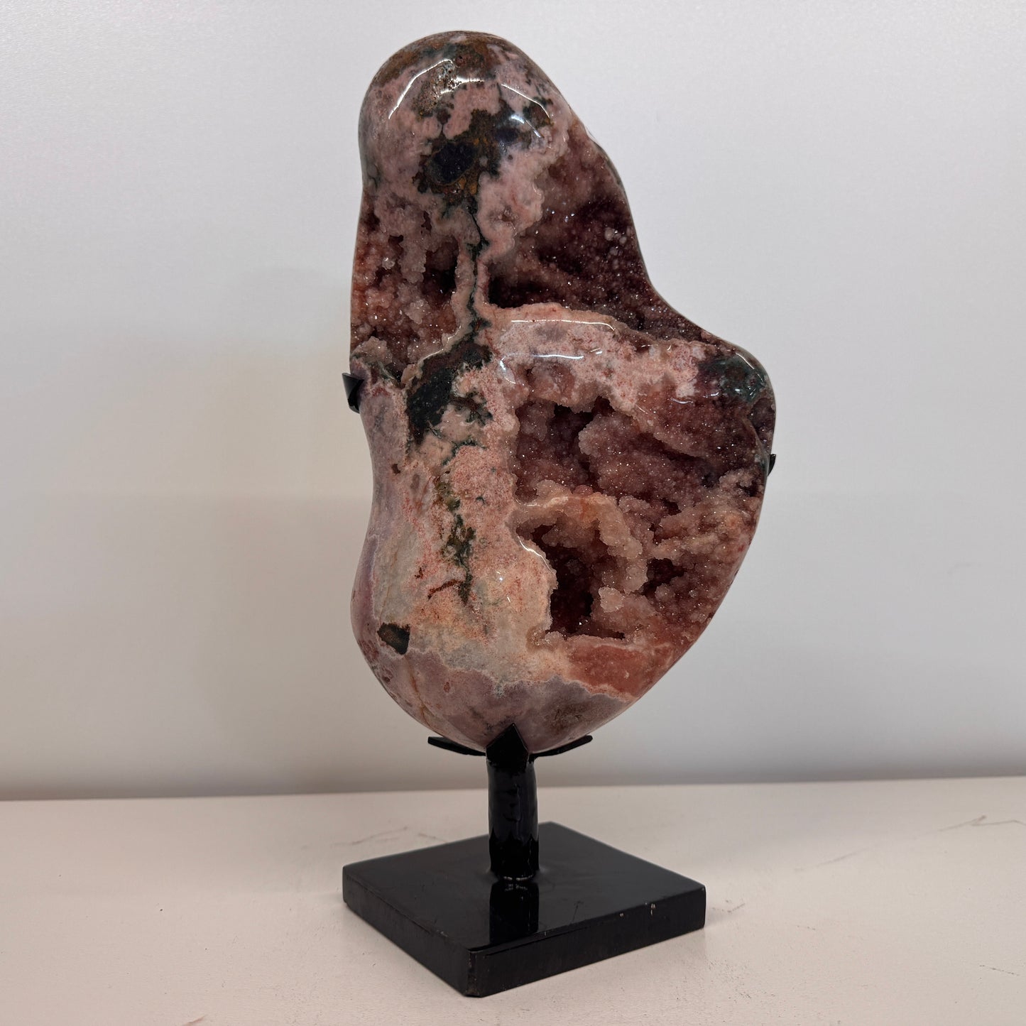 Roze amethist van hoge kwaliteit op standaard